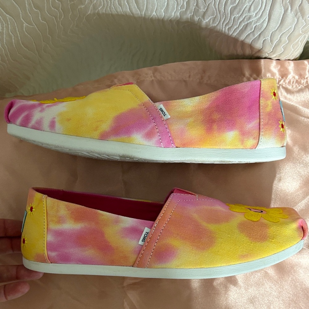 TOMS w/ Box Women's Fuchia Rose Embroidered Pink and Yellow Shoes-Size 8.5 - Picture 8 of 8